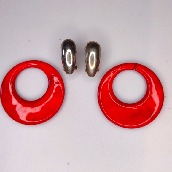 COPY - VINTAGE 1960s Red enamel DANGLE HOOP EARRINGS CLIP ON Post YELLOW GOLD - Picture 3 of 4